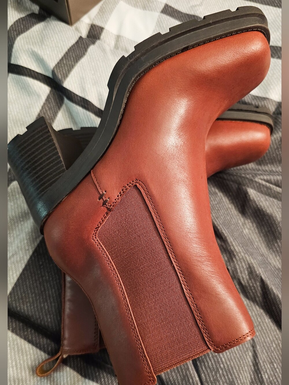 New Crown Vintage Dilana Chelsea Block Heel Boot Size 7M - Picture 3 of 6